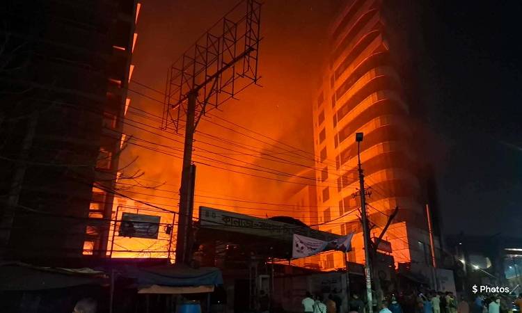 রাজধানীর কারওয়ান বাজারে আগুন, নিয়ন্ত্রণে ১০ ইউনিট