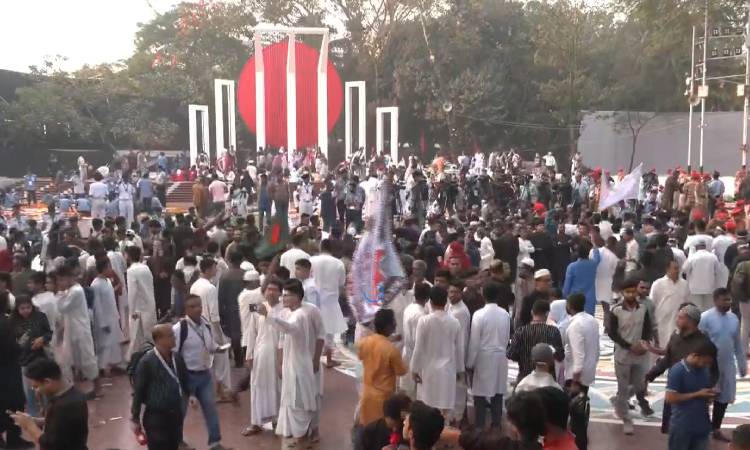 ভাষা শহিদদের শ্রদ্ধা জানাতে শহীদ মিনারে মানুষের ঢল