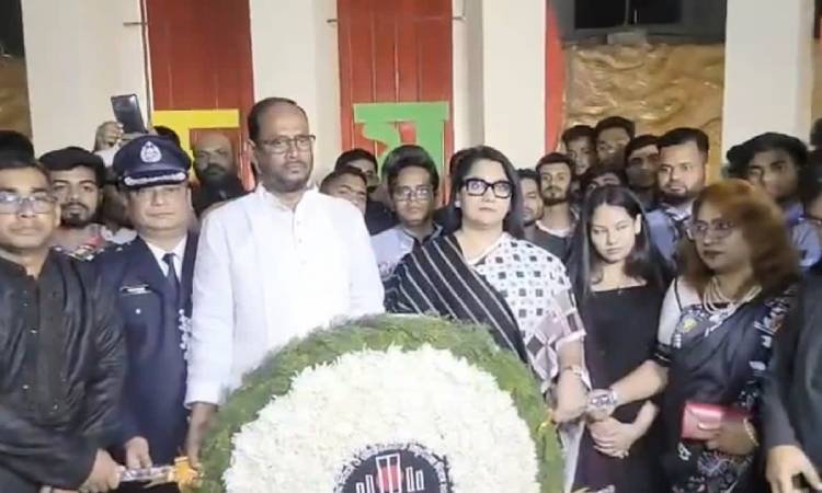 একুশের প্রথম প্রহরে টাঙ্গাইল কেন্দ্রীয় শহীদ মিনারে প্রতিমন্ত্রী টুকুর শ্রদ্ধা