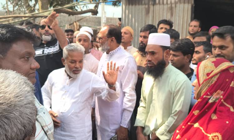 সোনারগাঁয়ে অগ্নিকাণ্ডে ক্ষতিগ্রস্তদের পাশে সংসদ সদস্য মান্নান