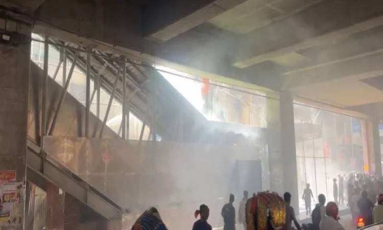 শেওড়াপাড়া মেট্রো স্টেশনের পাশের ভবনে আগুন