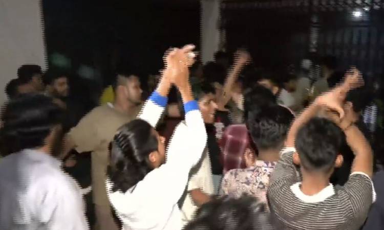 ঢাকা পলিটেকনিকে ছাত্রদল-শিবির সংঘর্ষে আহত ১৬