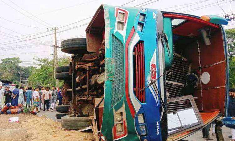 চট্টগ্রামে যাত্রীবাহী বাস উল্টে নিহত ১, আহত ২৫