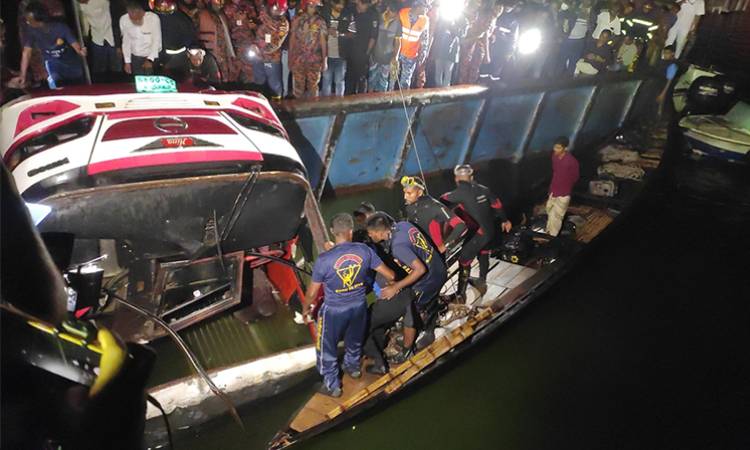 দৌলতদিয়ায় বাসডুবি: তিন শিশুসহ ১৮ মরদেহ উদ্ধার