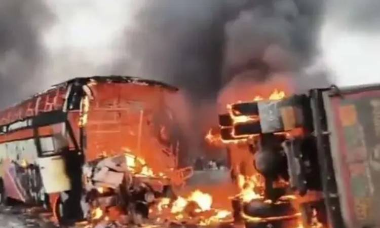 ভারতের যাত্রীবাহী বাসে আগুন, নিহত ১৪