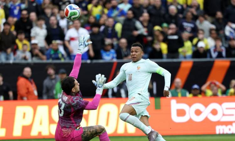 দারুণ লড়াইয়ে ব্রাজিলকে হারাল ১০ জনের ফ্রান্স