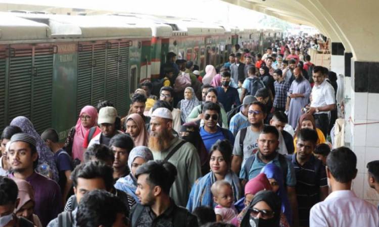 দীর্ঘ ছুটির শেষ দিনে রাজধানীতে ফেরা মানুষের ঢল