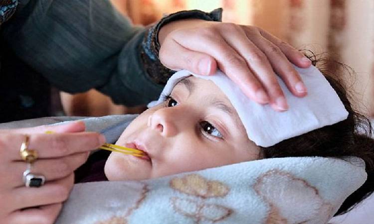 জ্বরের সময়ে শিশুকে পানিপট্টি, যে ভুল করলে লাভের চেয়ে ক্ষতি বেশি