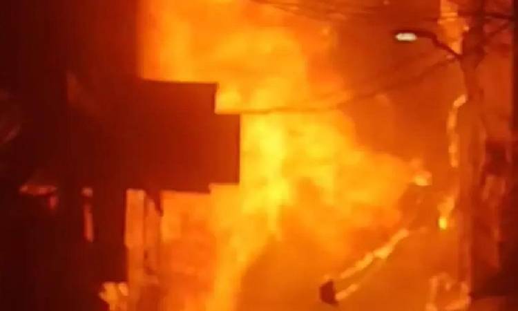 পুরান ঢাকার বংশালে ভয়াবহ অগ্নিকাণ্ড
