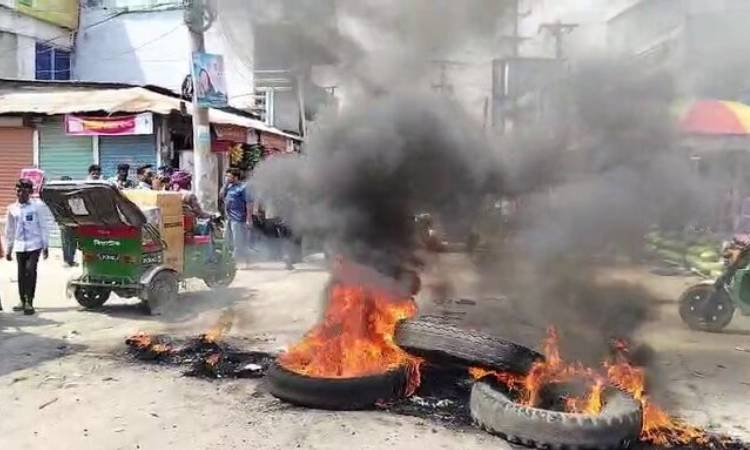 ছাত্রদল সভাপতি বিবাহিত অভিযোগে সড়কে আগুন জ্বালিয়ে প্রতিবাদ