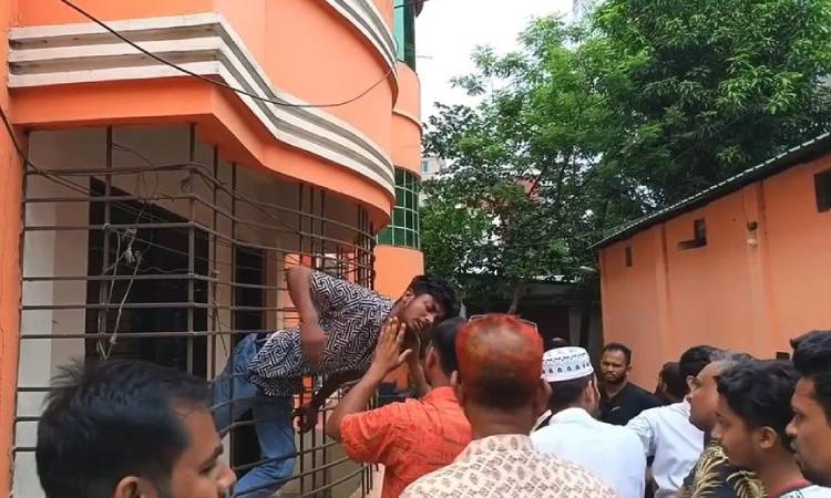 পালানোর সময় গ্রিলে আটকে গেল চোর