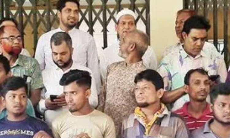 মহানন্দা সেতুর টোল বন্ধের দাবিতে ডিসি অফিস ঘেরাও