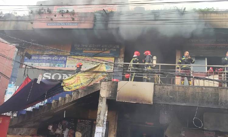 বিজয় সরণির কলমিলতা বাজারে লাগা আগুন নিয়ন্ত্রণে
