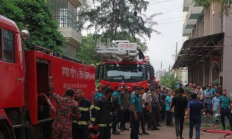 খুলনা মেডিকেলে আগুন, ১০ ইউনিটের চেষ্টায় নিয়ন্ত্রণে