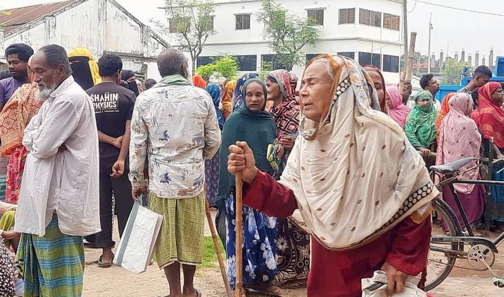 ঈদ উপলক্ষে হাকিমপুরে ভিজিএফ চাল পেল ৩ হাজার পরিবার