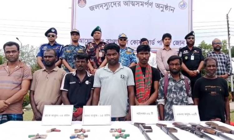 সুন্দরবনের ছোট সুমন বাহিনীর ৭ বনদস্যুর আত্মসমর্পণ