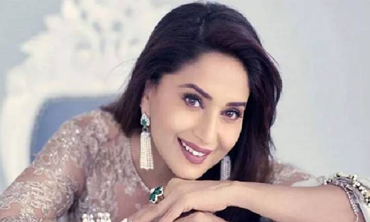 ‘পোশাক ধার করে শুটিং করেছিলেন মাধুরী’