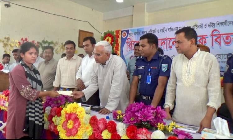দিনাজপুরে অনুদানের চেক বিতরণ