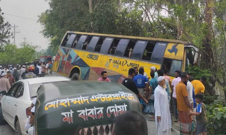 সিরাজগঞ্জে বাসচাপায় অটোভ্যানের ৩ যাত্রী নিহত