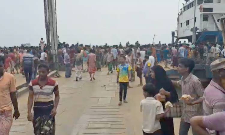 দৌলতদিয়া ফেরিঘাটের পন্টুন থেকে পদ্মায় পড়ে গেছে বাস