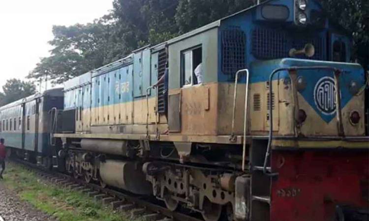 মীরসরাইয়ে পাহাড়িকা এক্সপ্রেসের সঙ্গে বালুবাহী ট্রাকের সংঘর্ষ
