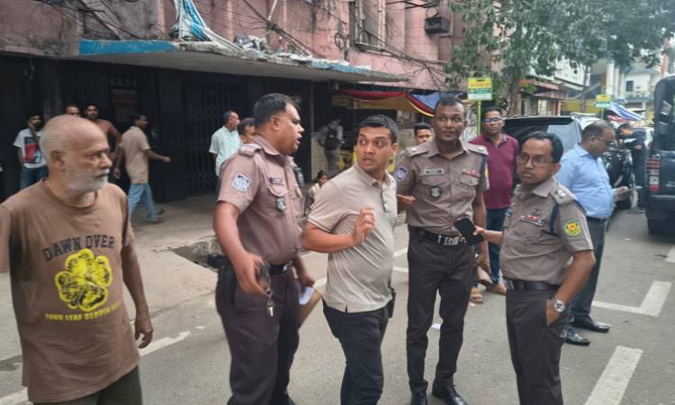 দিনদুপুরে মতিঝিলে ব্যবসায়ীকে গুলি, ৫ লাখ টাকা ছিনতাই