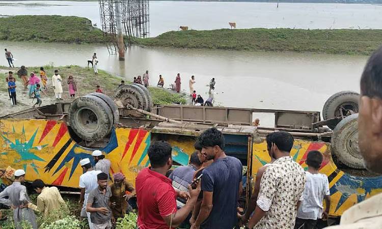 ব্রাহ্মণবাড়িয়ায় বাস খাদে পড়ে নিহত ৪