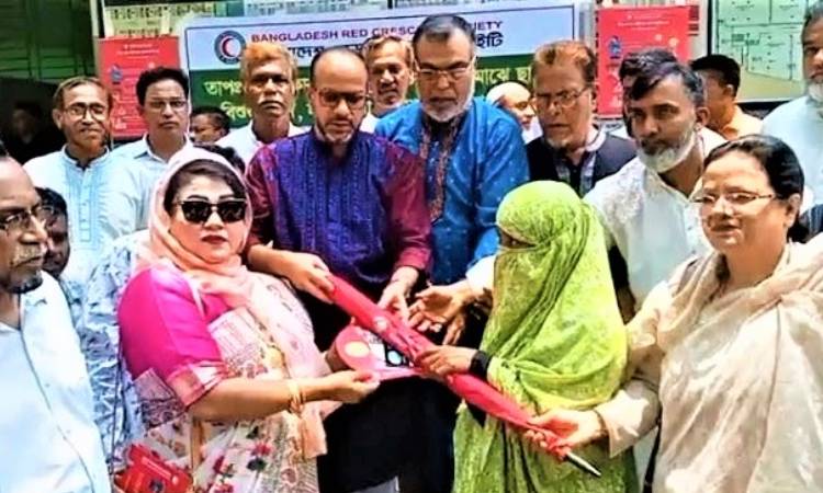 টাঙ্গাইলে রেড ক্রিসেন্ট সোসাইটির ছাতা ও মাস্ক বিতরণ