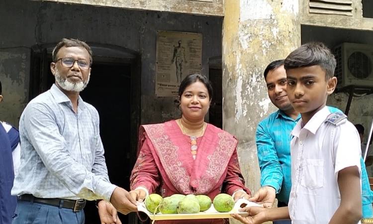 কোটচাঁদপুরে শিক্ষার্থীদের মাঝে আম বিতরণ উৎসব