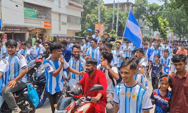 ঝিনাইদহে আর্জেন্টিনা সমর্থকদের শোভাযাত্রায় জনস্রোত, যেন নীল-সাদার ঢেউ