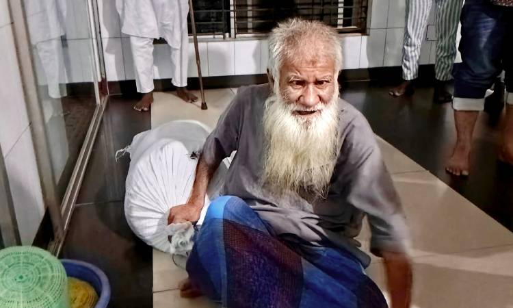 রাস্তায় ফেলে রাখা ৯০ বছরের বৃদ্ধর ঠাঁই হলো হাসপাতালে