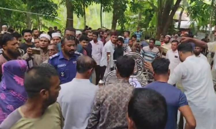বাবার লাশ দাফনে সন্তানদের বাধা, ভাই-বোনদের মারামারি
