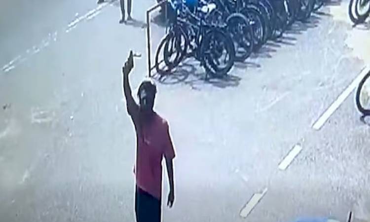 পোশাক কারখানার সামনে যুবকের একাধিক গুলি, ভিডিও ভাইরাল