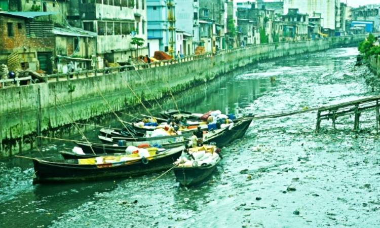 জলাধার নয়, উন্মুক্ত ডাস্টবিন হিসেবে ব্যবহার হচ্ছে খাল