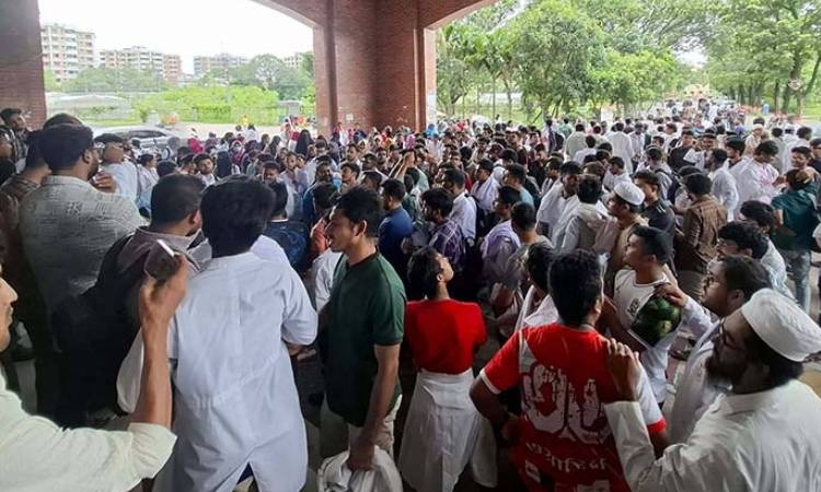 চার দফা দাবিতে শেকৃবিতে ক্লাস-পরীক্ষা বর্জন