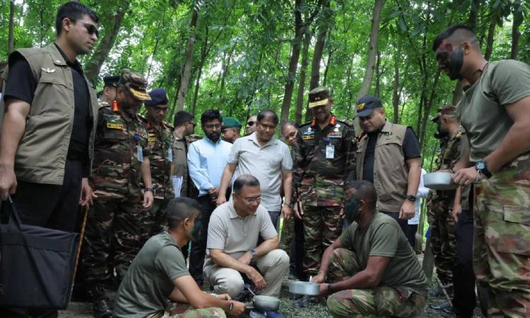 সেনাবাহিনীর গ্রীষ্মকালীন মহড়া আকস্মিক পরিদর্শনে প্রধানমন্ত্রী