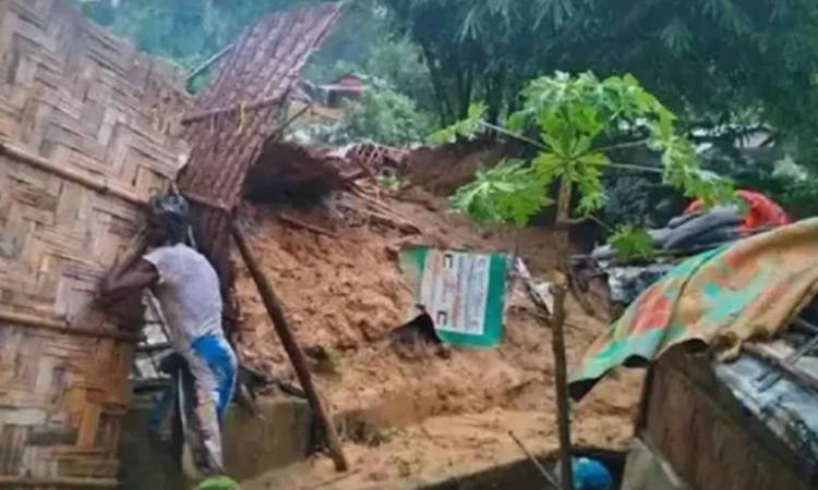 লামায় পাহাড়ধস: ঘুমন্ত শিশুসহ নিহত ৫