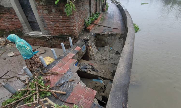 নাটোরে আত্রাই নদীর শহর রক্ষা বাঁধে ধস
