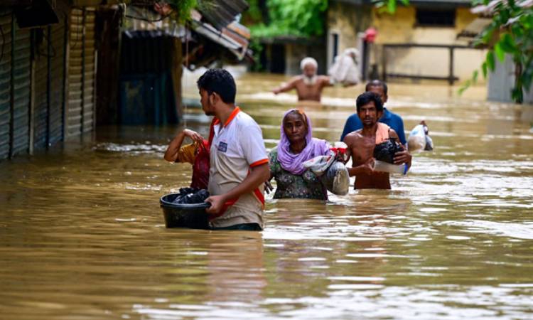 বন্যা ও পাহাড় ধসে নিহত ৪৪, ক্ষতিগ্রস্ত ১০ লাখ মানুষ