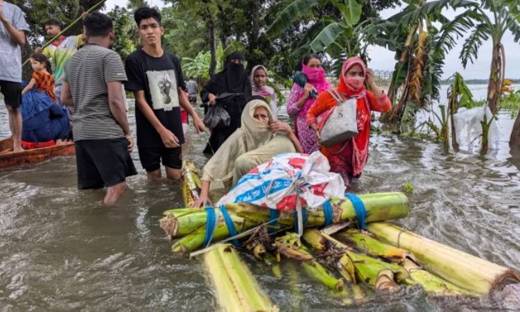 বন্যা-পাহাড়ধসে ৭ জেলায় প্রাণহানি বেড়ে ৫৪