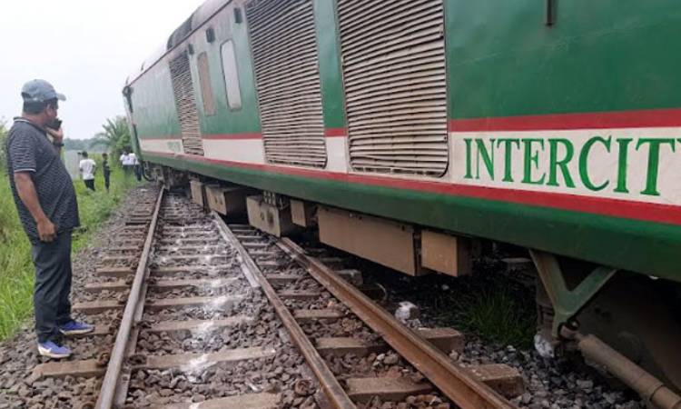 একতা এক্সপ্রেস লাইনচ্যুত, ঢাকার সঙ্গে উত্তরাঞ্চলের যোগাযোগ বন্ধ