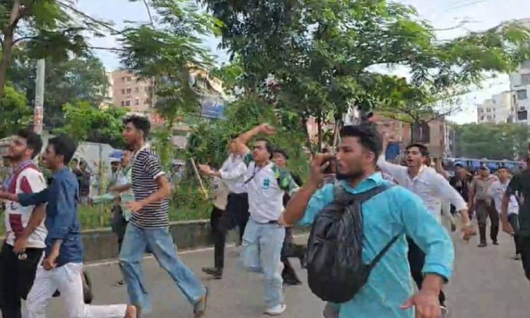 পুলিশের ব্যারিকেড ভেঙে সংসদ ভবনের সামনে শিক্ষার্থীদের অবস্থান-বিক্ষোভ
