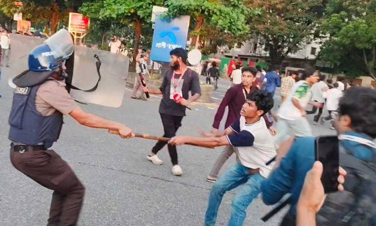 সংসদ ভবন এলাকায় শিক্ষার্থীদের ছত্রভঙ্গ করতে পুলিশের লাঠিচার্জ