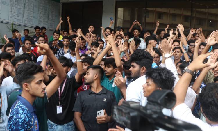 শিক্ষামন্ত্রীর পদত্যাগের দাবিতে রাজশাহীতে বিক্ষোভ