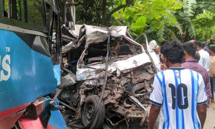 পাবনায় বাস-অ্যাম্বুলেন্স সংঘর্ষে নিহত ২