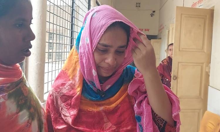 রেশমার কান্নায় ফুটে উঠল মা ও শিশু কেন্দ্রের দুরবস্থা