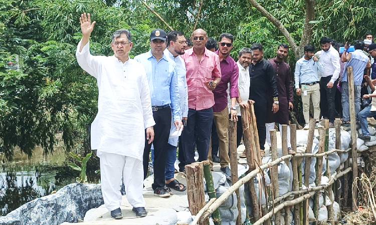 ভাঙা বেড়িবাঁধ পরিদর্শনে স্বরাষ্ট্রমন্ত্রী, স্থায়ী সমাধান ও দ্রুত সংস্কারের আশ্বাস