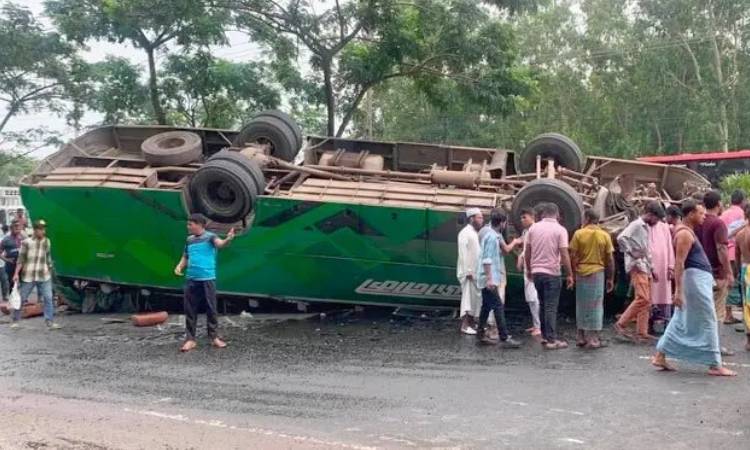 চট্টগ্রামে মাঝ সড়কে উলটে গেল বাস, পৃথক দুর্ঘটনায় নিহত ২