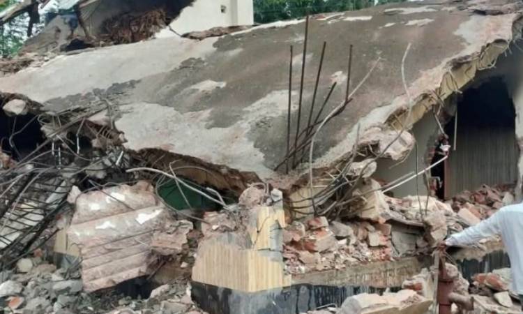 রাতের আঁধারে গুঁড়িয়ে দেয়া হলো আওয়ামী লীগ নেতার বাড়ি, করা হলো লুটপাট