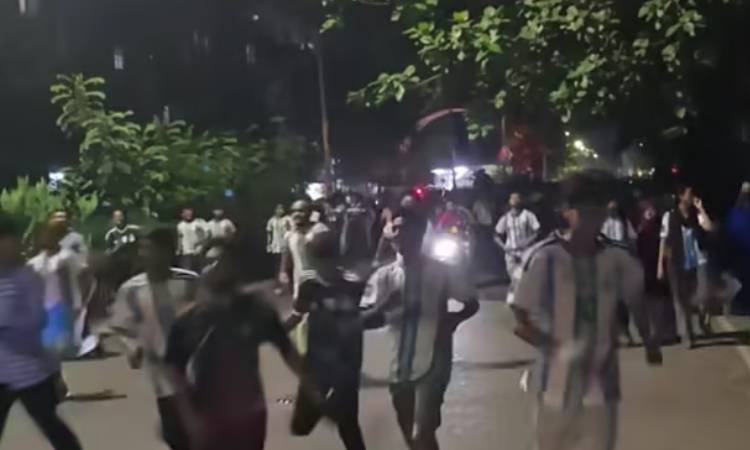 বিশ্বকাপ ফাইনাল: ব্যারিকেড ভেঙে ঢাবিতে ঢুকে পড়েছে বহিরাগতরা